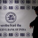 व्यापारियों का कहना है कि रुपये के रिकॉर्ड निचले स्तर पर पहुंचने के मद्देनजर भारतीय केंद्रीय बैंक हस्तक्षेप कर सकता है।