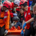 इंडोनेशिया के जावा सागर में जहाज पलटने के चार दिन बाद भी 129 लोग लापता हैं और उनके परिवार खबर का बेसब्री से इंतजार कर रहे हैं।